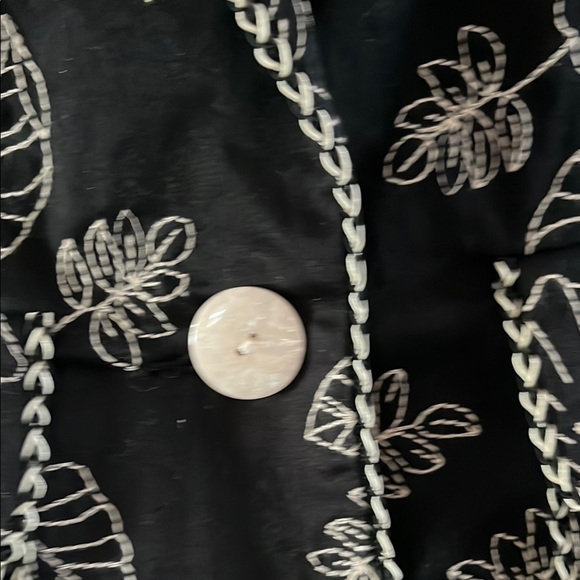 Elegant Black and White Floral Blazer - Picture 3 of 5